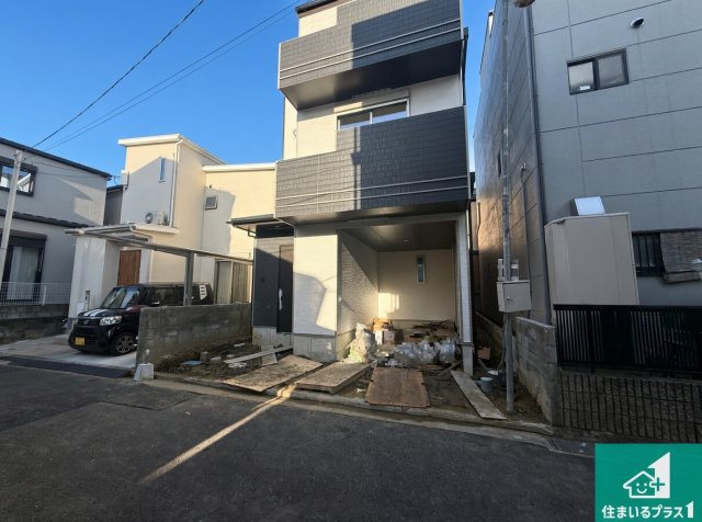 柏原市田辺　新築一戸建ての前面道路含む現地写真|周辺は落ち着いた街並みの住宅地！子育てがしやすい住環境です！まだ未完成ですが、現地でしかわからない事もございます。是非一度ご覧ください。