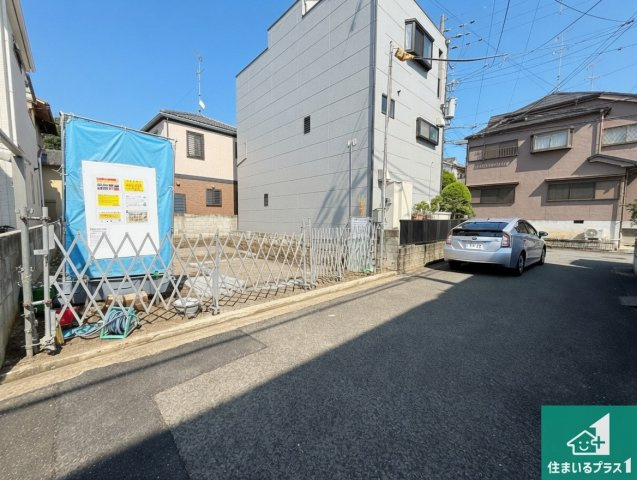 柏原市田辺　新築一戸建ての前面道路含む現地写真|周辺は落ち着いた街並みの住宅地！子育てがしやすい住環境です！まだ未完成ですが、現地でしかわからない事もございます。是非一度ご覧ください。
