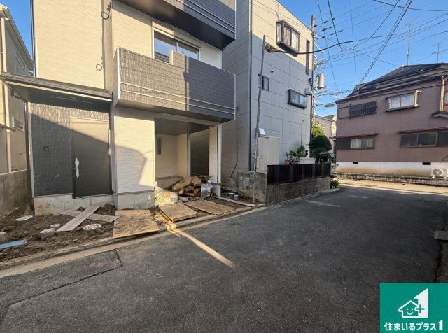 柏原市田辺　新築一戸建ての前面道路含む現地写真|周辺は落ち着いた街並みの住宅地！子育てがしやすい住環境です！まだ未完成ですが、現地でしかわからない事もございます。是非一度ご覧ください。