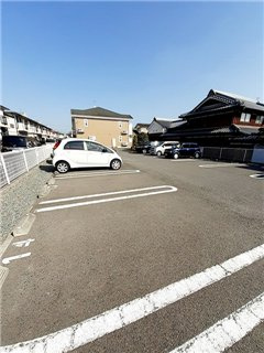 リヴェール喜の駐車場