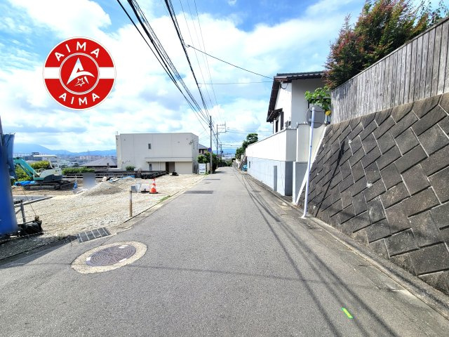 福岡市東区多々良2丁目第1-3棟（3号棟）の前面道路含む現地写真|前面道路は閑静な住宅地をはしる車通りの少ない道路。お車の出し入れが苦手なママや小さなお子様にも安心ですね。しっかり舗装もされているので、ベビーカーや自転車で通っても快適に通行できます。前面道路です。