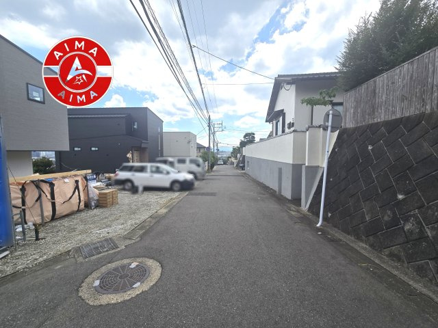 福岡市東区多々良2丁目第1-3棟（3号棟）の前面道路含む現地写真|前面道路は閑静な住宅地をはしる車通りの少ない道路。お車の出し入れが苦手なママや小さなお子様にも安心ですね。しっかり舗装もされているので、ベビーカーや自転車で通っても快適に通行できます。