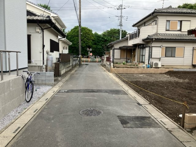 BLOOMING GARDEN　熊谷市別府2丁目2期の前面道路含む現地写真