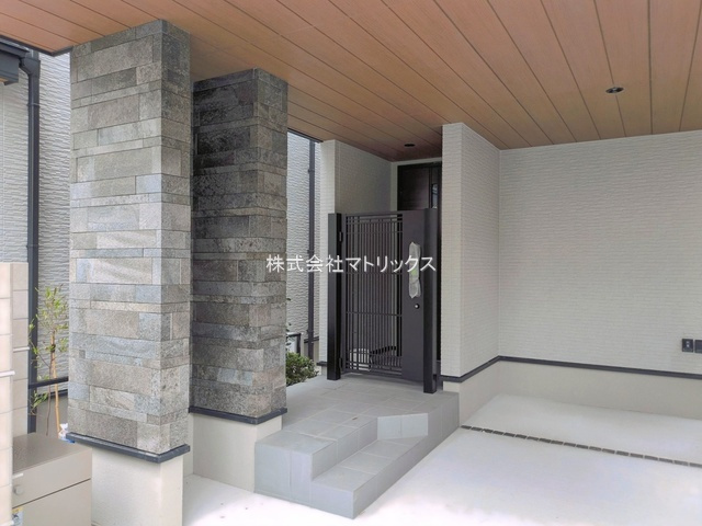 練馬区豊玉北1丁目　駅近×車庫付　ハイグレード住宅の玄関
