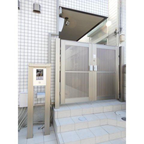セラ　ファーストのエントランス