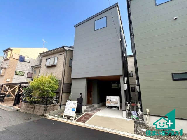 ■枚方市宮之阪　新築一戸建ての前面道路含む現地写真|周辺は閑静な住宅街！前面道路広々で車の出し入れも便利です。駐車が苦手な方でも安心して車庫入れできます！