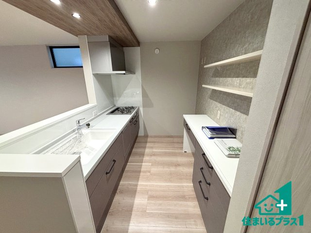 ■枚方市宮之阪　新築一戸建てのキッチン|リビングと統一感があり、使い勝手のいいキッチン。広々としているので、二人並んで作業が出来ちゃいます。お子様と一緒に色々なお料理に挑戦できるスペースがあります。