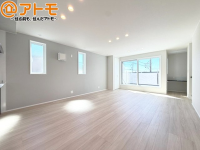 【居間・リビング】 | 葵区瀬名3丁目2期　新築戸建　3号地 | 日当たりのよいリビングは、一年を通してぽかぽかとしています。家族が自然と集まる空間になりそうですね♪