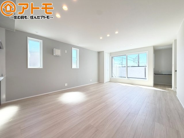 【居間・リビング】 | 葵区瀬名3丁目2期　新築戸建　3号地 | 日当たりのよいリビングは、一年を通してぽかぽかとしています。家族が自然と集まる空間になりそうですね♪