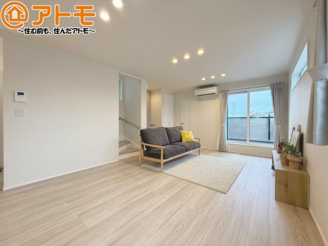 【居間・リビング】 | 葵区瀬名3丁目2期　新築戸建　2号地 | 日当たりのよいリビングは、一年を通してぽかぽかとしています。家族が自然と集まる空間になりそうですね♪