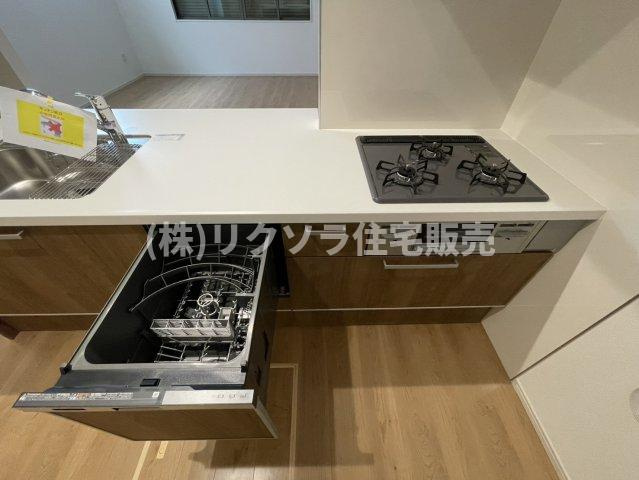 三井が丘三丁目　新築一戸建てのキッチン|ビルトイン3口コンロ・食器洗い乾燥機付き
■物件内覧・資金計画相談・住宅ローン相談、リフォーム相談、お問合せ受付中■
※当日・翌日のご内覧、ご相談はお電話でのお問合せがスムーズです！