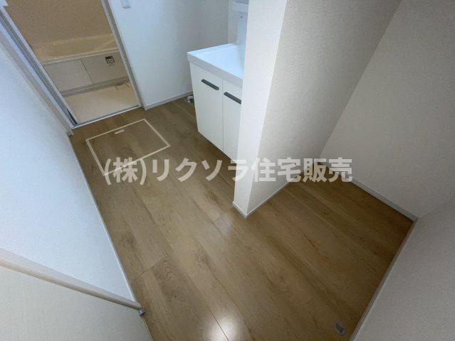 三井が丘三丁目　新築一戸建ての脱衣所|床下収納付き
■物件内覧・資金計画相談・住宅ローン相談、リフォーム相談、お問合せ受付中■
※当日・翌日のご内覧、ご相談はお電話でのお問合せがスムーズです！