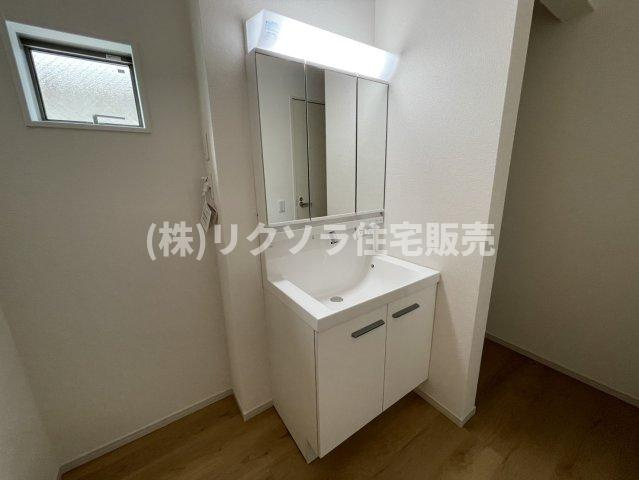 三井が丘三丁目　新築一戸建ての独立洗面台|三面鏡付き独立洗面台
■物件内覧・資金計画相談・住宅ローン相談、リフォーム相談、お問合せ受付中■
※当日・翌日のご内覧、ご相談はお電話でのお問合せがスムーズです！