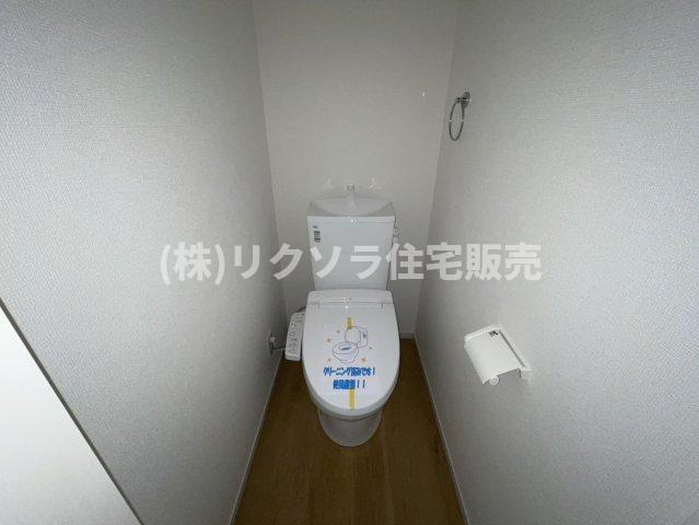 三井が丘三丁目　新築一戸建ての設備|2階　トイレ　温水洗浄便座付き
■物件内覧・資金計画相談・住宅ローン相談、リフォーム相談、お問合せ受付中■
※当日・翌日のご内覧、ご相談はお電話でのお問合せがスムーズです！