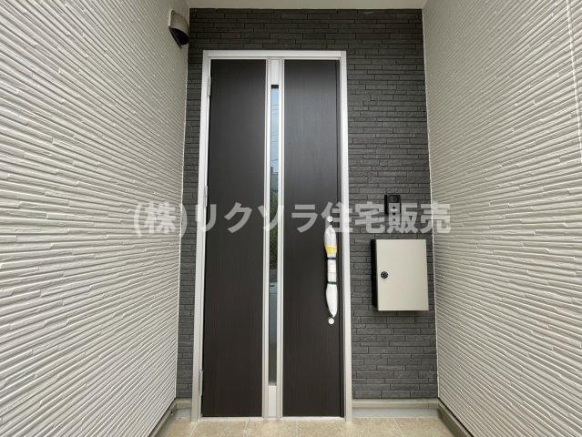 三井が丘三丁目　新築一戸建ての玄関|■物件内覧・資金計画相談・住宅ローン相談、リフォーム相談、お問合せ受付中■
※当日・翌日のご内覧、ご相談はお電話でのお問合せがスムーズです！