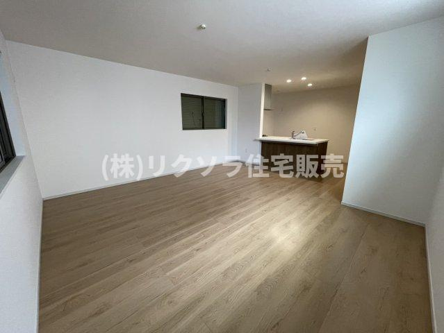 三井が丘三丁目　新築一戸建ての居間・リビング|LDK18.0帖
■物件内覧・資金計画相談・住宅ローン相談、リフォーム相談、お問合せ受付中■
※当日・翌日のご内覧、ご相談はお電話でのお問合せがスムーズです！