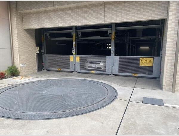 S-RESIDENCE江坂Eminenceの駐車場