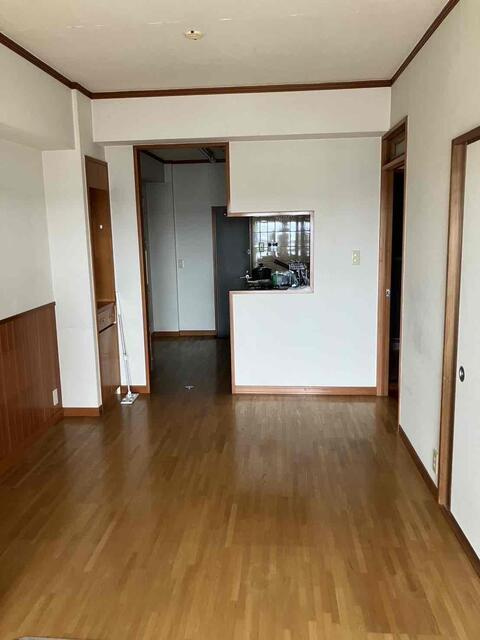 豊橋市羽根井町の中古マンションの居間・リビング| 家具の配置がしやすい長方形の間取りで、リビングとダイニングをバランスよく使い分けられます！無駄なスペースが出にくく、リビングの広さをしっかり活かせる使い勝手の良い空間です！
