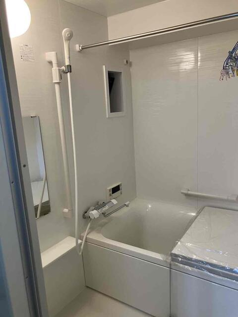 豊橋市羽根井町の中古マンションの浴室| 給湯器付きでお風呂の感覚があいてもいつでも暖かいお風呂に入れます。
ゆったり足が伸ばせるので、毎日の疲れを癒すバスタイムを実現！
