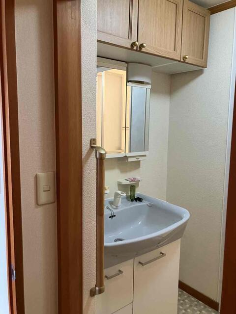 豊橋市羽根井町の中古マンションの独立洗面台| 収納付きの洗面台になります。洗剤などの日用品などを収納できるので洗面所もきれいに保てます。