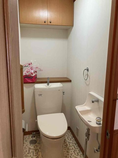 豊橋市羽根井町の中古マンションのトイレ|トイレの中にも収納が付いているのでトイレトペーパーやお掃除道具もきれいに片付きます。