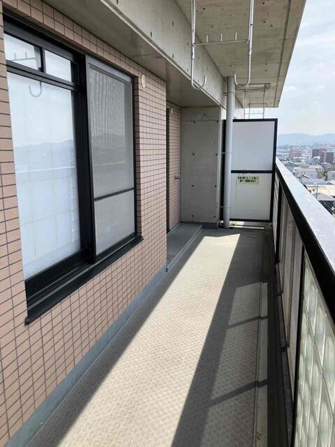 豊橋市羽根井町の中古マンションのバルコニー| 日当たりの良いバルコニーは、お布団や洗濯物もゆったり干すことができます！
