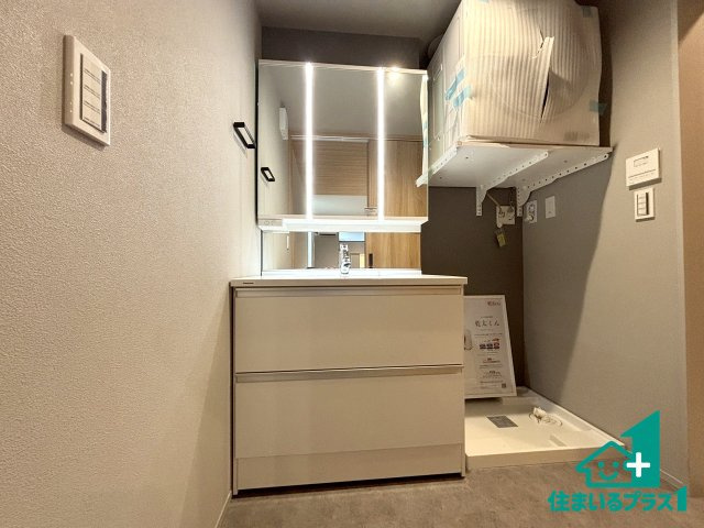 ■枚方市宮之阪　新築一戸建ての独立洗面台|清潔感のある洗面台です。フラットな鏡は掃除がしやすく毎日清潔！鏡裏には収納があるのでスッキリとした洗面台が保てます。