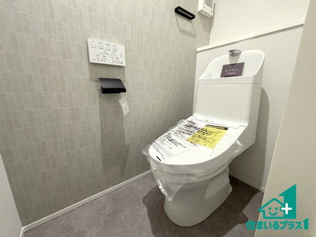 ■枚方市宮之阪　新築一戸建てのトイレ|1・2階の2ヶ所にあるので、朝の忙しい時間の順番待ちもなく、深夜の利用にも大変便利です。