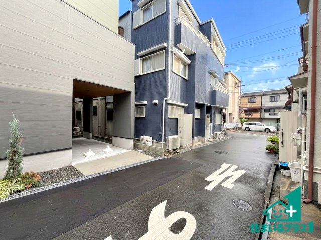 ■枚方市宮之阪　新築一戸建ての前面道路含む現地写真|周辺は閑静な住宅街！前面道路広々で車の出し入れも便利です。駐車が苦手な方でも安心して車庫入れできます！