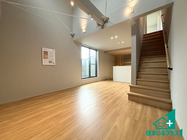 ■枚方市宮之阪　新築一戸建ての居間・リビング|日当たり良好の明るいリビングで朝の目覚めもスッキリできそう！対面キッチンでご家族のコミュニケーションも自然と増える設計！小さなお子様が遊ぶスペースを作っても広々とくつろげるLDK！
