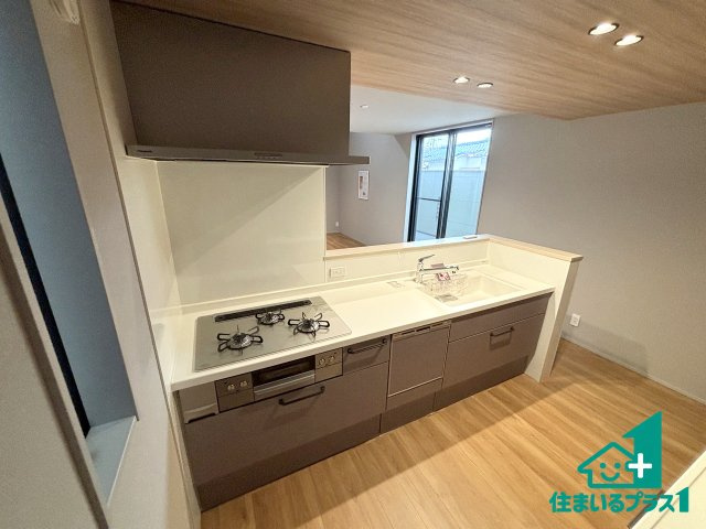 ■枚方市宮之阪　新築一戸建てのキッチン|リビングと統一感があり、使い勝手のいいキッチン。広々としているので、二人並んで作業が出来ちゃいます。お子様と一緒に色々なお料理に挑戦できるスペースがあります。