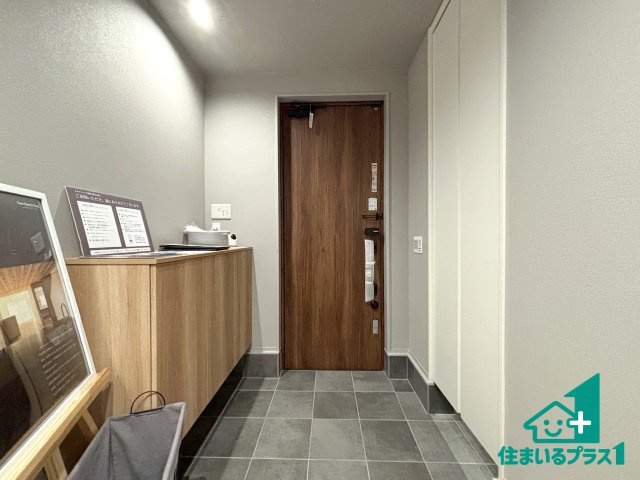 ■枚方市宮之阪　新築一戸建ての玄関|シューズボックスにはたくさんの靴が収納できるので玄関周りはいつもスッキリ！ご家族が増えても安心！