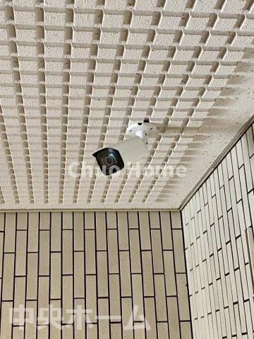 ライオンズプラザ北綾瀬の防犯設備|【防犯カメラ】何かあった時の大事な証拠になることももちろんなりますが、防犯というくらいですので大事なのは防犯カメラがあることによって抑止力につながることですよね。