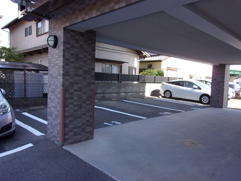 ラビナコート21の駐車場