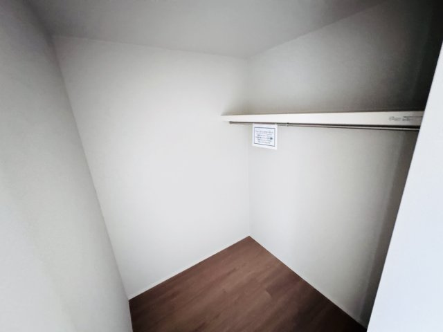 三郷市戸ヶ崎１丁目新築戸建【戸ヶ崎小学校:5分】の収納|10帖寝室・ウォークインクローゼット
