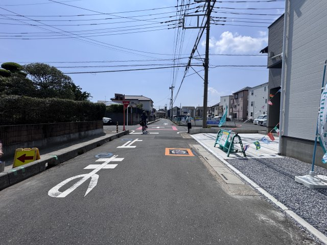 三郷市戸ヶ崎１丁目新築戸建【戸ヶ崎小学校:5分】の前面道路含む現地写真|東側前面道路
