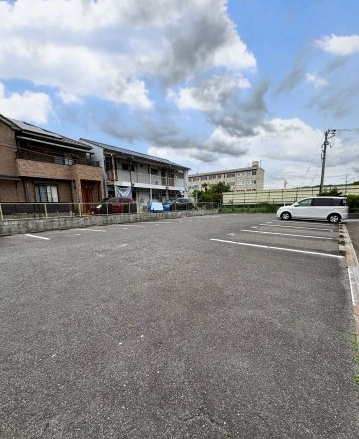 西岡ハイツ１の駐車場