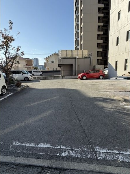ヒルクレストELGRAND本山の駐車場