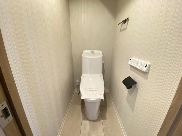 日神パレステージ弘明寺のトイレ|温水洗浄便座のトイレ設備です！トイレ上部にはあると便利な吊戸棚を設置！