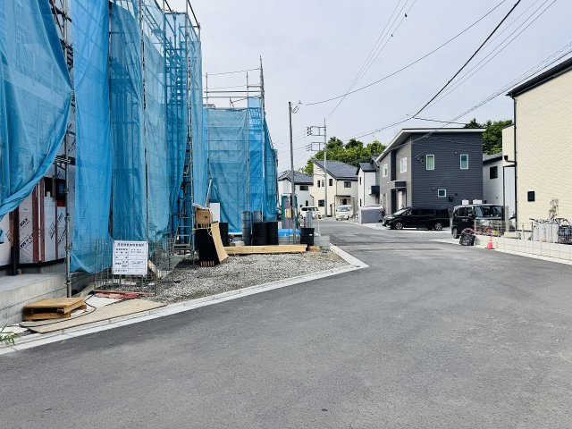 八王子市　石川町　新築一戸建て　７期の前面道路含む現地写真|～6ｍ道路に面しています～