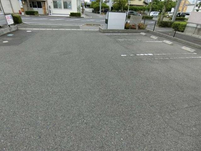 リバーサイド三城の駐車場
