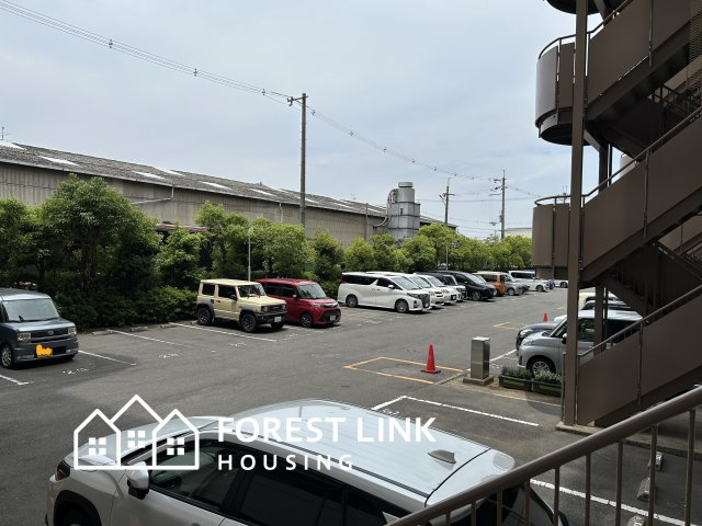 エクセラート八尾の駐車場
