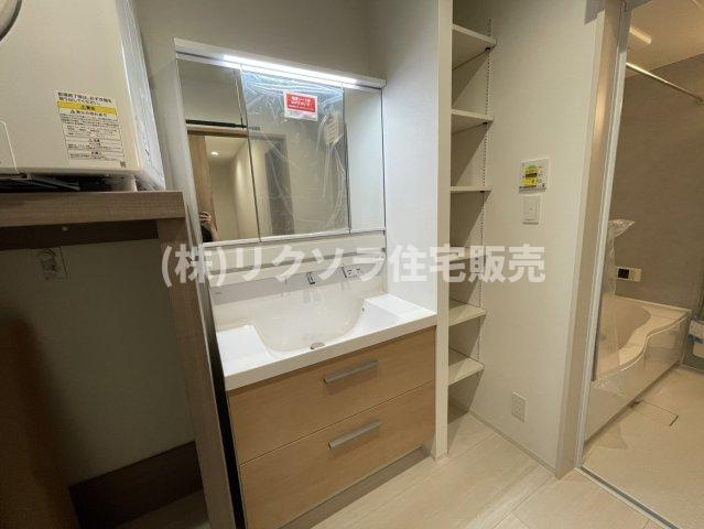 寿町　新築一戸建ての独立洗面台|三面鏡付き独立洗面台
■物件内覧・資金計画相談・住宅ローン相談、リフォーム相談、お問合せ受付中■
※当日・翌日のご内覧、ご相談はお電話でのお問合せがスムーズです！