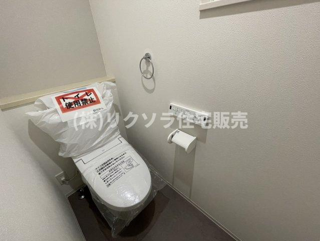 寿町　新築一戸建てのトイレ|1階　温水洗浄便座付き
■物件内覧・資金計画相談・住宅ローン相談、リフォーム相談、お問合せ受付中■
※当日・翌日のご内覧、ご相談はお電話でのお問合せがスムーズです！
