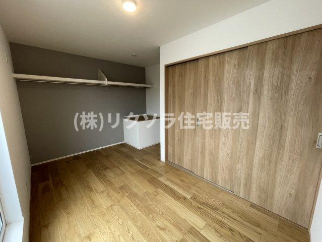 寿町　新築一戸建ての子供部屋|洋室10.3帖
■物件内覧・資金計画相談・住宅ローン相談、リフォーム相談、お問合せ受付中■
※当日・翌日のご内覧、ご相談はお電話でのお問合せがスムーズです！