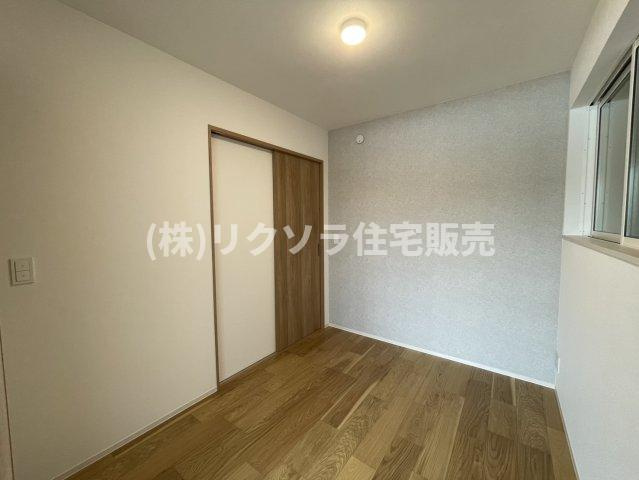 寿町　新築一戸建ての内装|洋室10.3帖内のオープンクローゼット
■物件内覧・資金計画相談・住宅ローン相談、リフォーム相談、お問合せ受付中■
※当日・翌日のご内覧、ご相談はお電話でのお問合せがスムーズです！