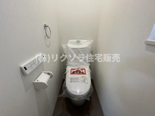 寿町　新築一戸建ての設備|2階　トイレ　温水洗浄便座付き
■物件内覧・資金計画相談・住宅ローン相談、リフォーム相談、お問合せ受付中■
※当日・翌日のご内覧、ご相談はお電話でのお問合せがスムーズです！