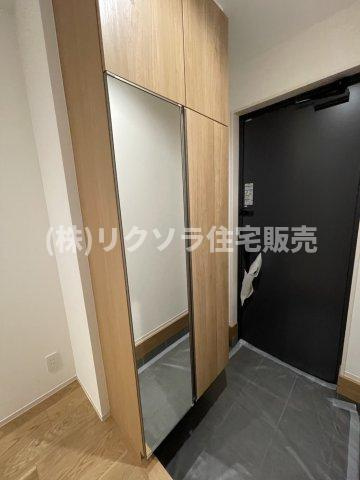 寿町　新築一戸建ての収納|姿見付きシューズボックス
■物件内覧・資金計画相談・住宅ローン相談、リフォーム相談、お問合せ受付中■
※当日・翌日のご内覧、ご相談はお電話でのお問合せがスムーズです！