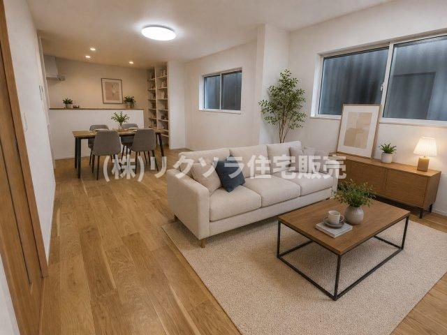 寿町　新築一戸建ての居間・リビング|LDK17.6帖　※この画像はAIによるバーチャルステージング画像です。
実際の物件には家具・インテリアは含まれません。
■物件内覧・資金計画相談・住宅ローン相談、リフォーム相談、お問合せ受付中■