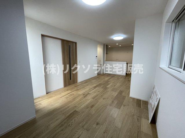 寿町　新築一戸建ての居間・リビング|LDK17.6帖
■物件内覧・資金計画相談・住宅ローン相談、リフォーム相談、お問合せ受付中■
※当日・翌日のご内覧、ご相談はお電話でのお問合せがスムーズです！